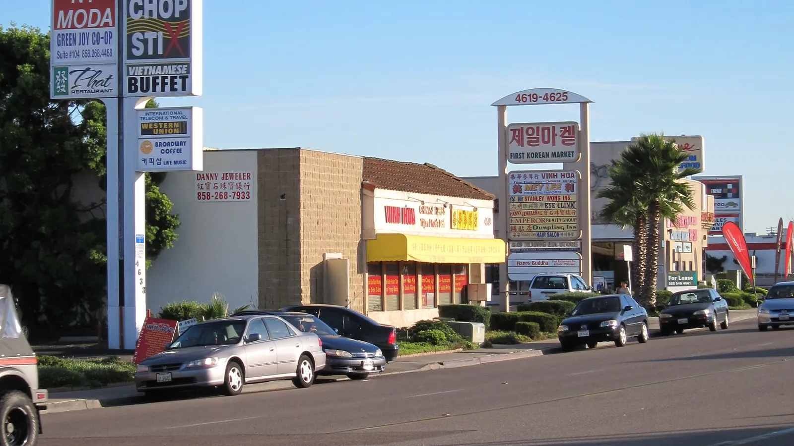 圣地亚哥 Kearny Mesa 的 Convoy Street 街景与商铺招牌
