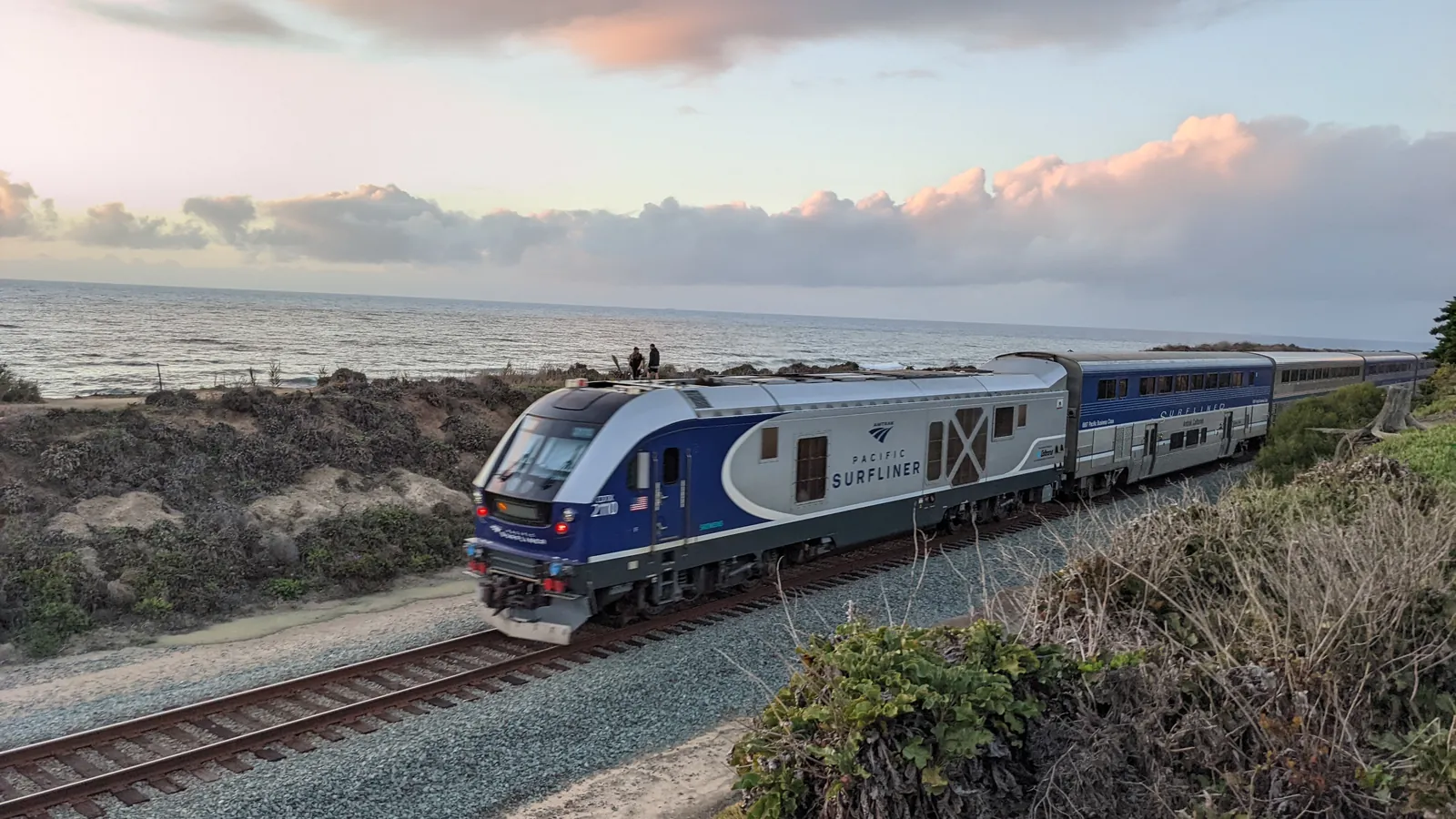 Amtrak Pacific Surfliner 列车沿 Del Mar 海岸行驶